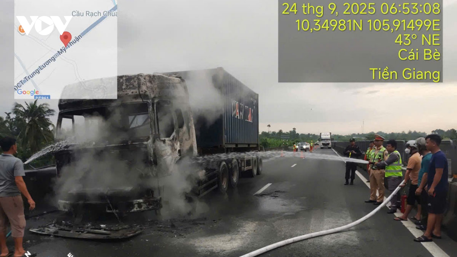 Đồng Tháp: Xe tải đang lưu thông trên đường cao tốc bỗng dưng bốc cháy